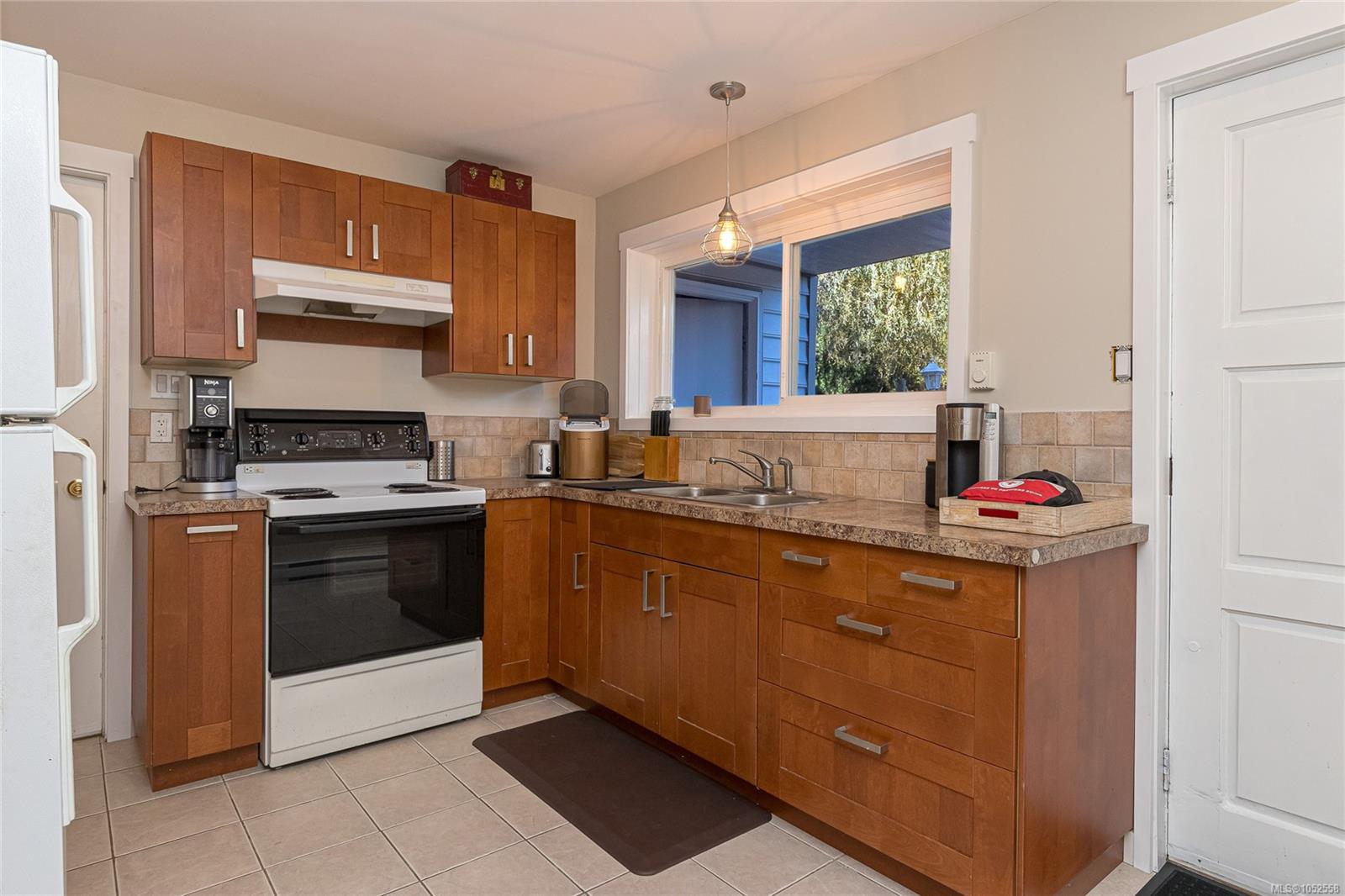 1650 Yeo St — listing photo 7 of 53
