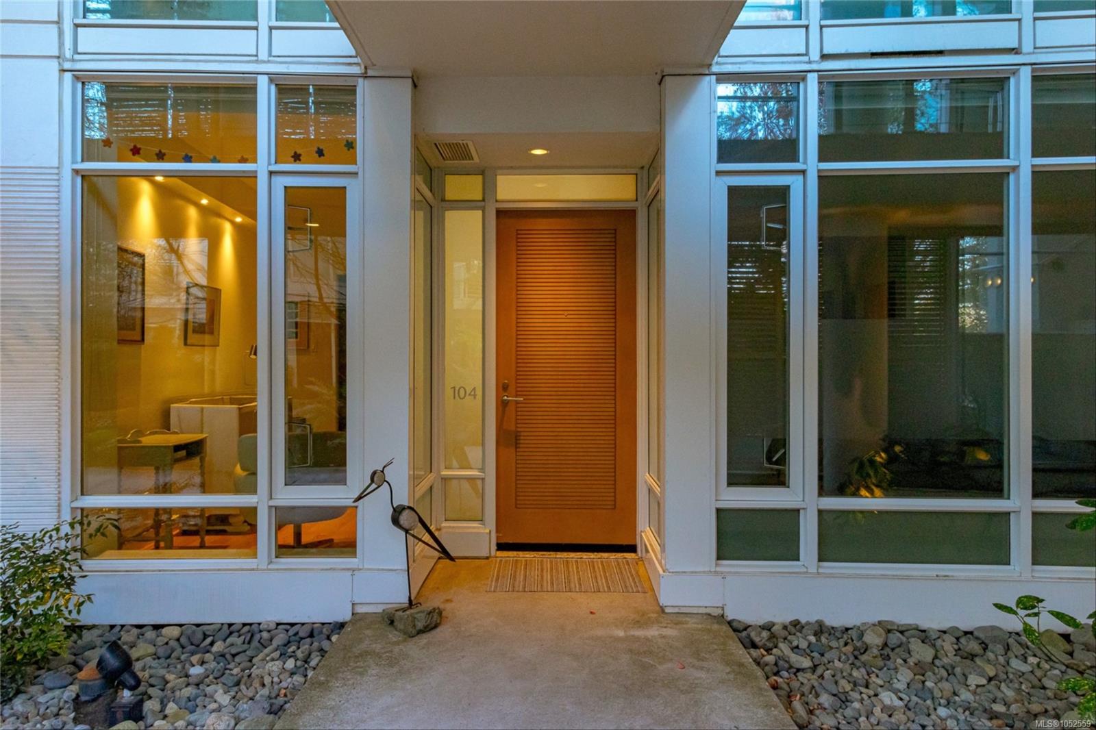104-68 Songhees Rd — listing photo 4 of 49