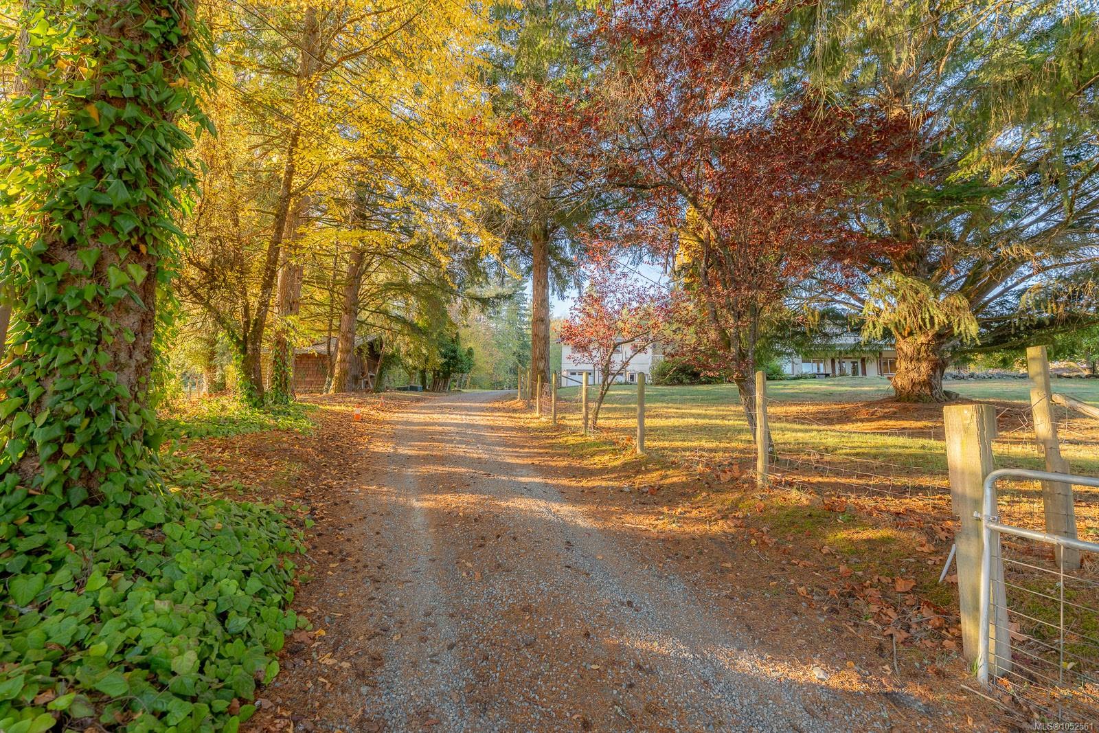 1035 Briarwood Cres — listing photo 2 of 72