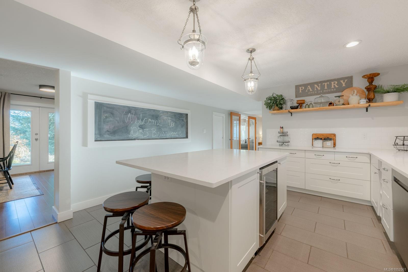 1035 Briarwood Cres — listing photo 13 of 72