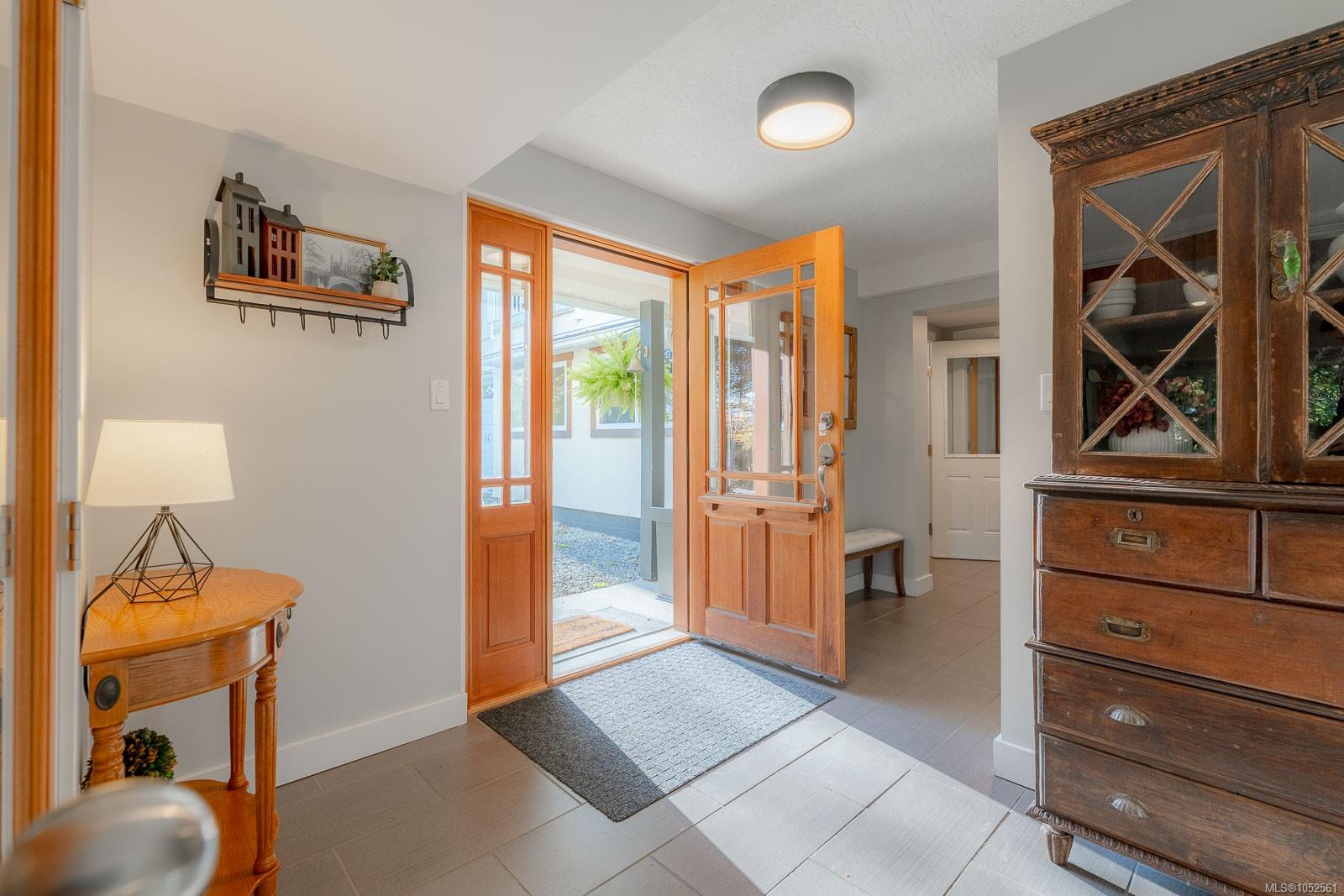 1035 Briarwood Cres — listing photo 8 of 72