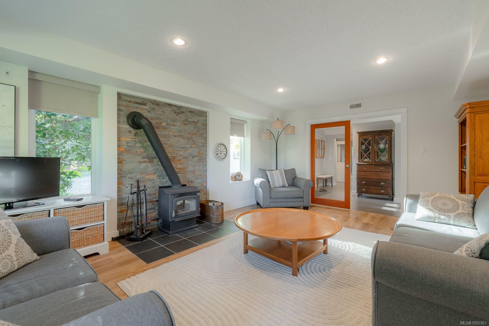 1035 Briarwood Cres — listing photo 10 of 72