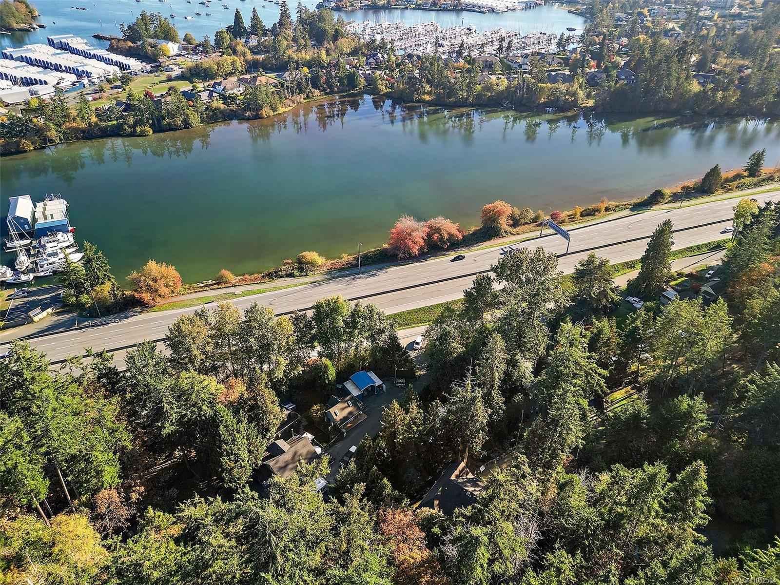 1910 Swartz Bay Rd — listing photo 5 of 41