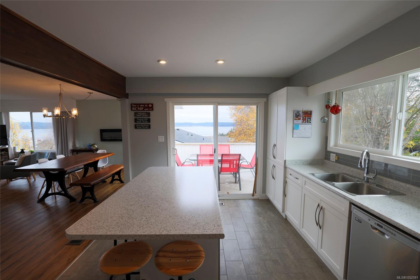 363 Englewood Dr — listing photo 5 of 41