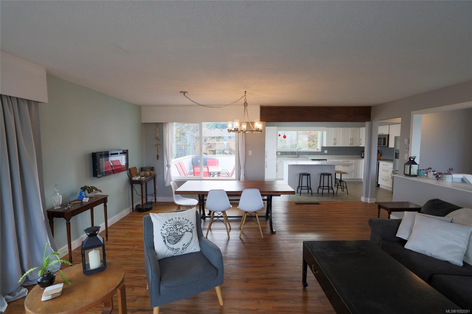 363 Englewood Dr — listing photo 6 of 41