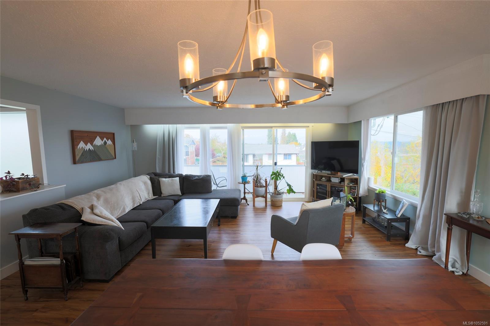 363 Englewood Dr — listing photo 7 of 41