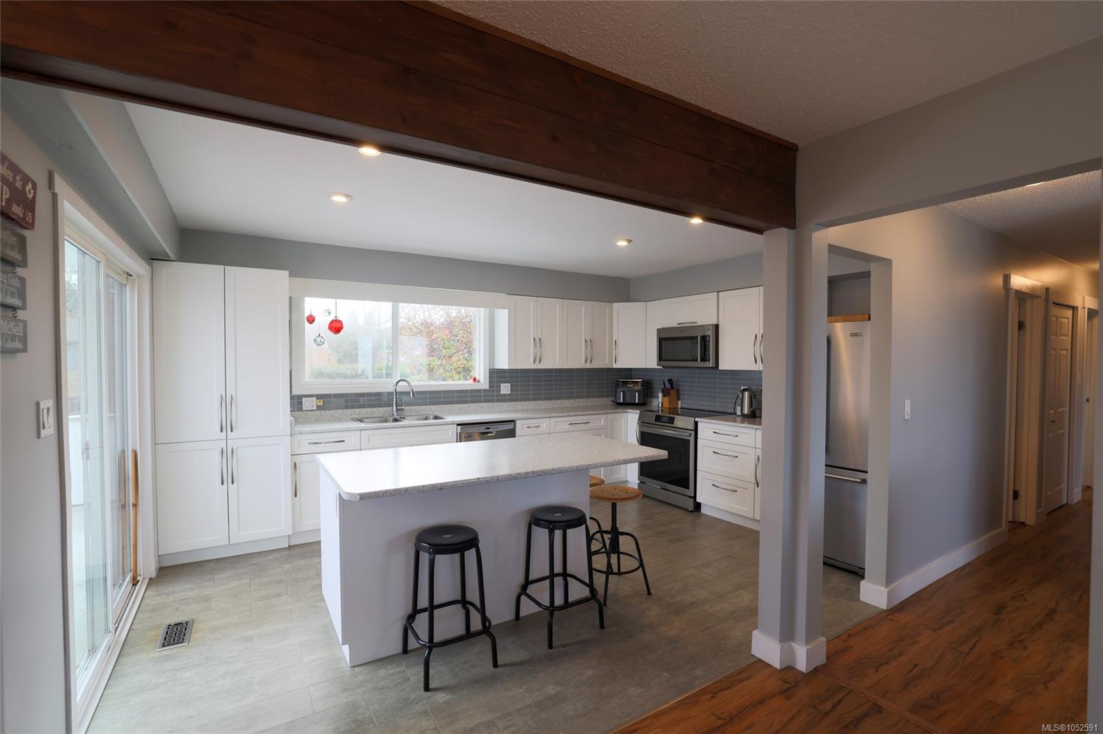 363 Englewood Dr — listing photo 9 of 41