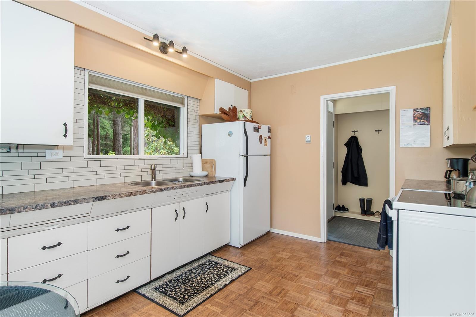 2691 Campbell River Rd — listing photo 10 of 65