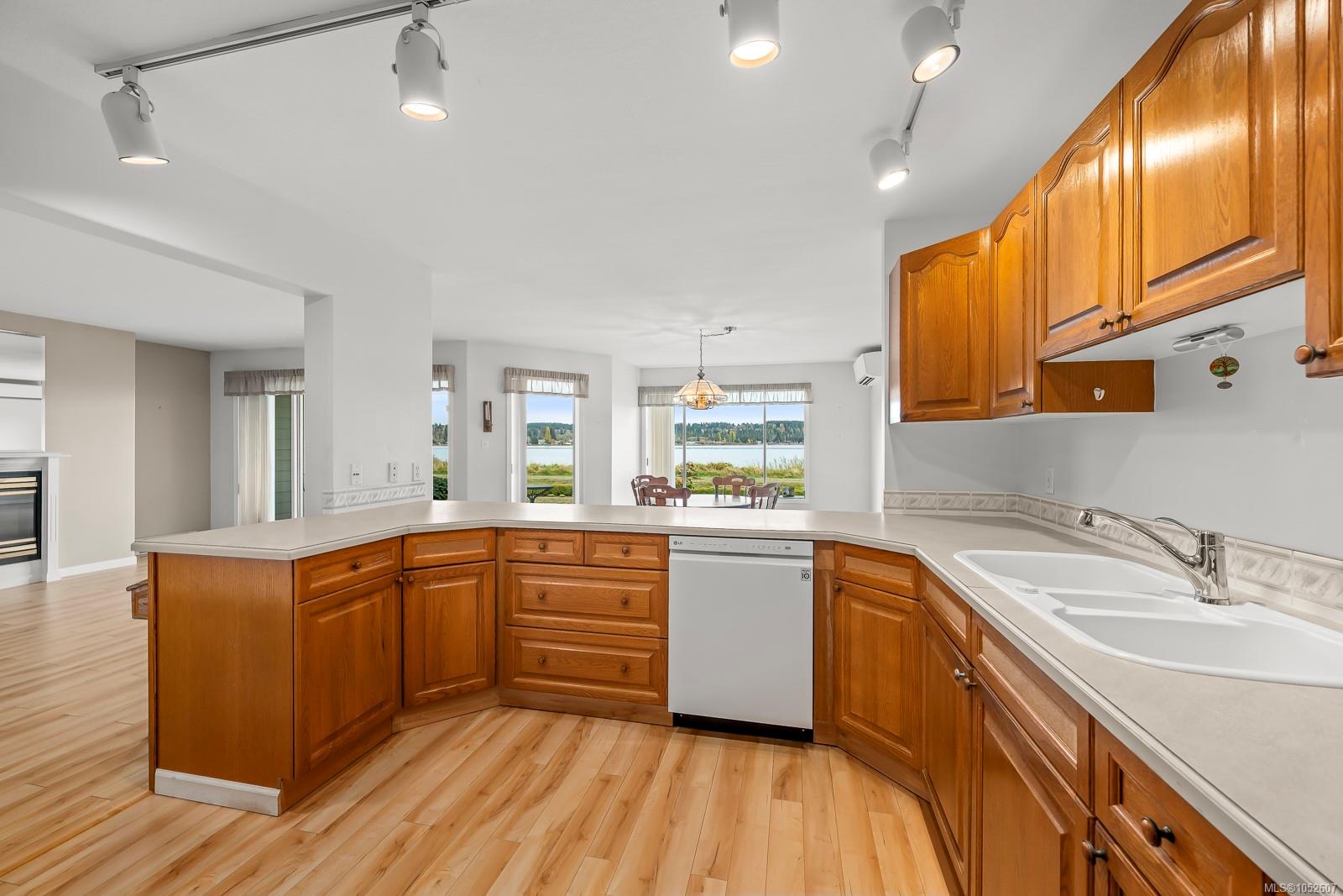 104-2970 Cliffe Ave — listing photo 13 of 82