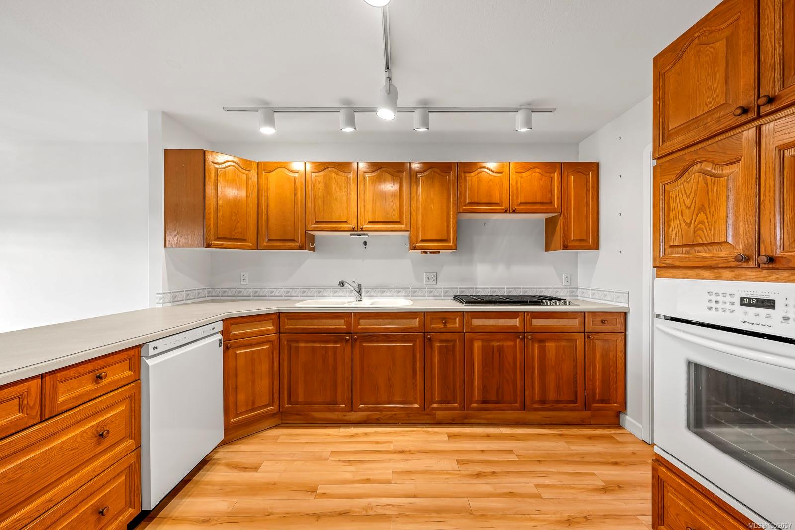 104-2970 Cliffe Ave — listing photo 6 of 82
