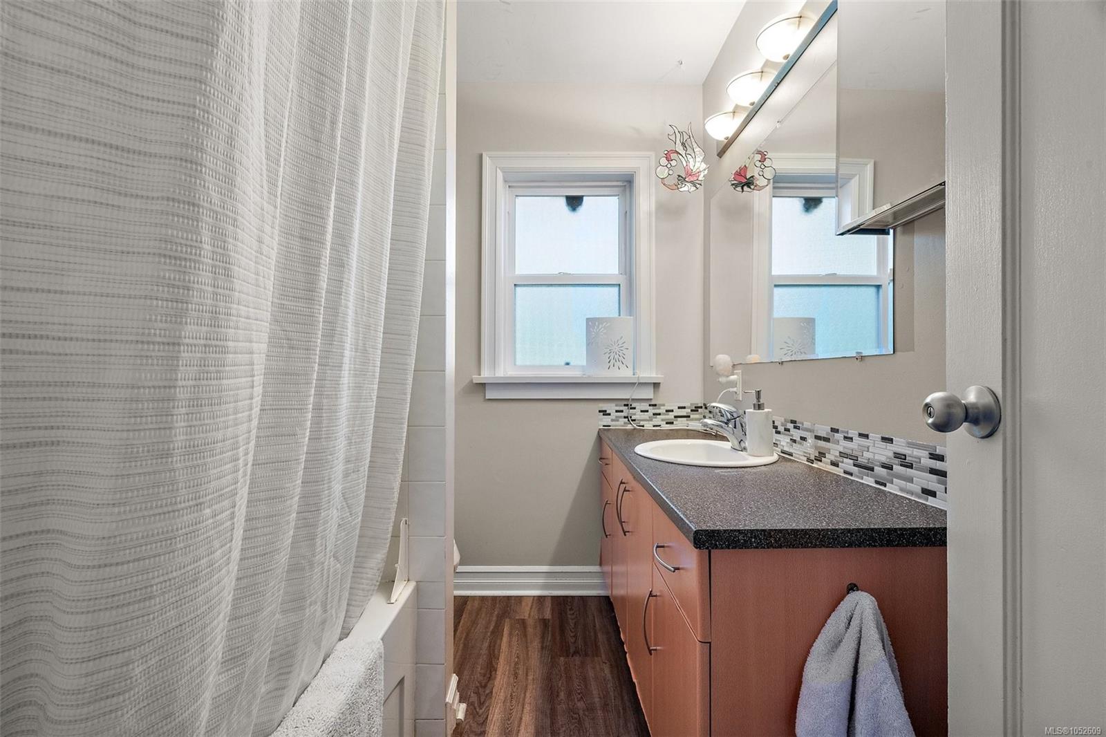 1230 Hillside Ave — listing photo 11 of 25