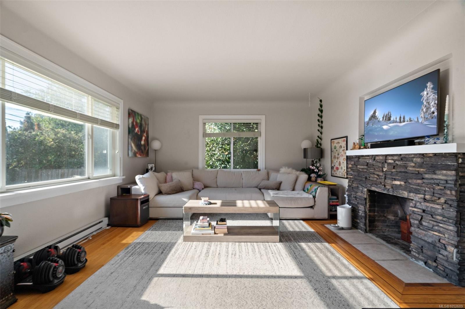 1230 Hillside Ave — listing photo 3 of 25