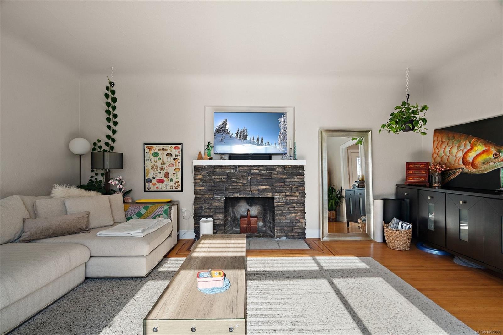 1230 Hillside Ave — listing photo 4 of 25
