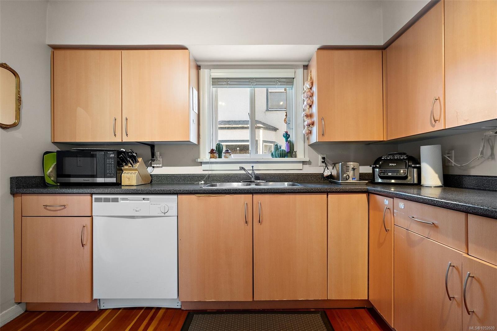 1230 Hillside Ave — listing photo 8 of 25