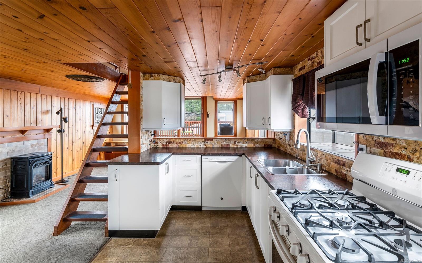 1547 Joan Ave — listing photo 11 of 38