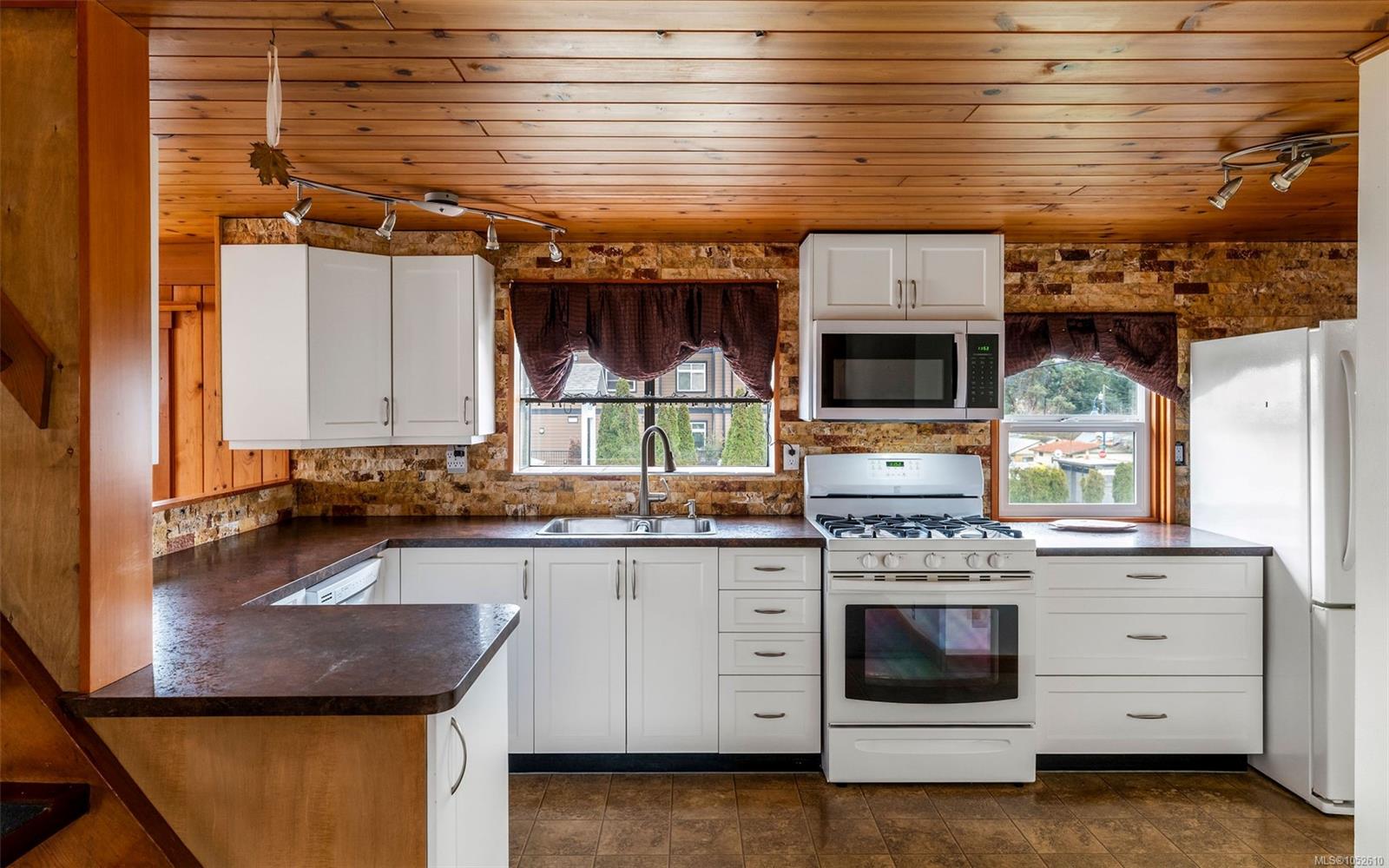 1547 Joan Ave — listing photo 12 of 38