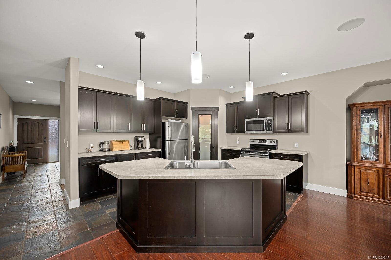 2644 Kendal Ave — listing photo 3 of 98