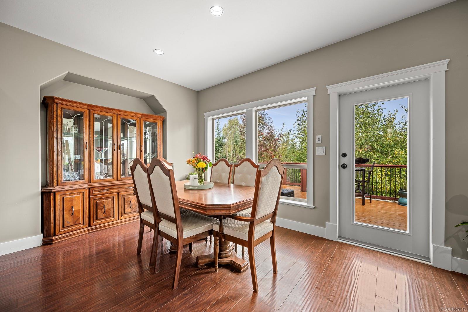 2644 Kendal Ave — listing photo 4 of 98