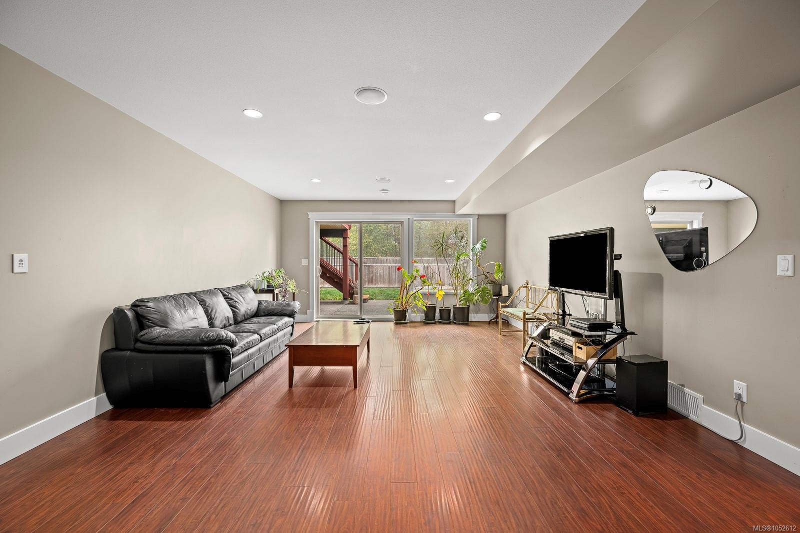 2644 Kendal Ave — listing photo 6 of 98