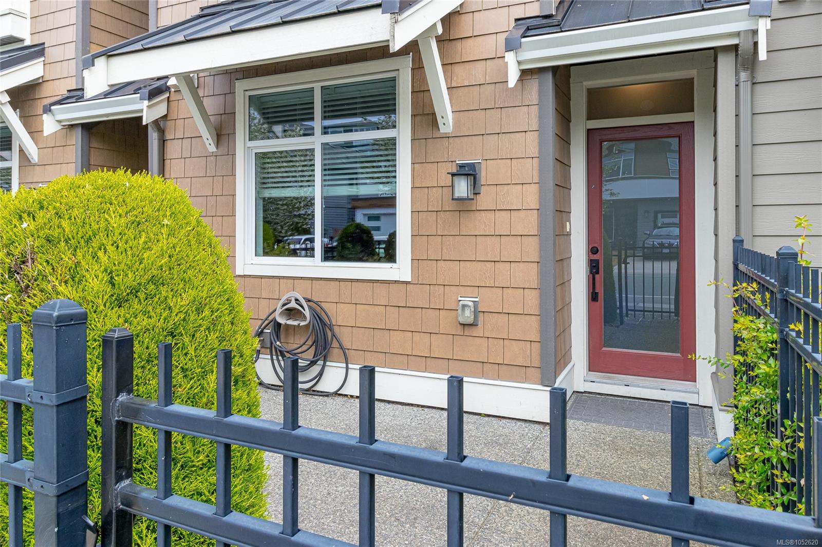 1243 Flint Ave — listing photo 3 of 27