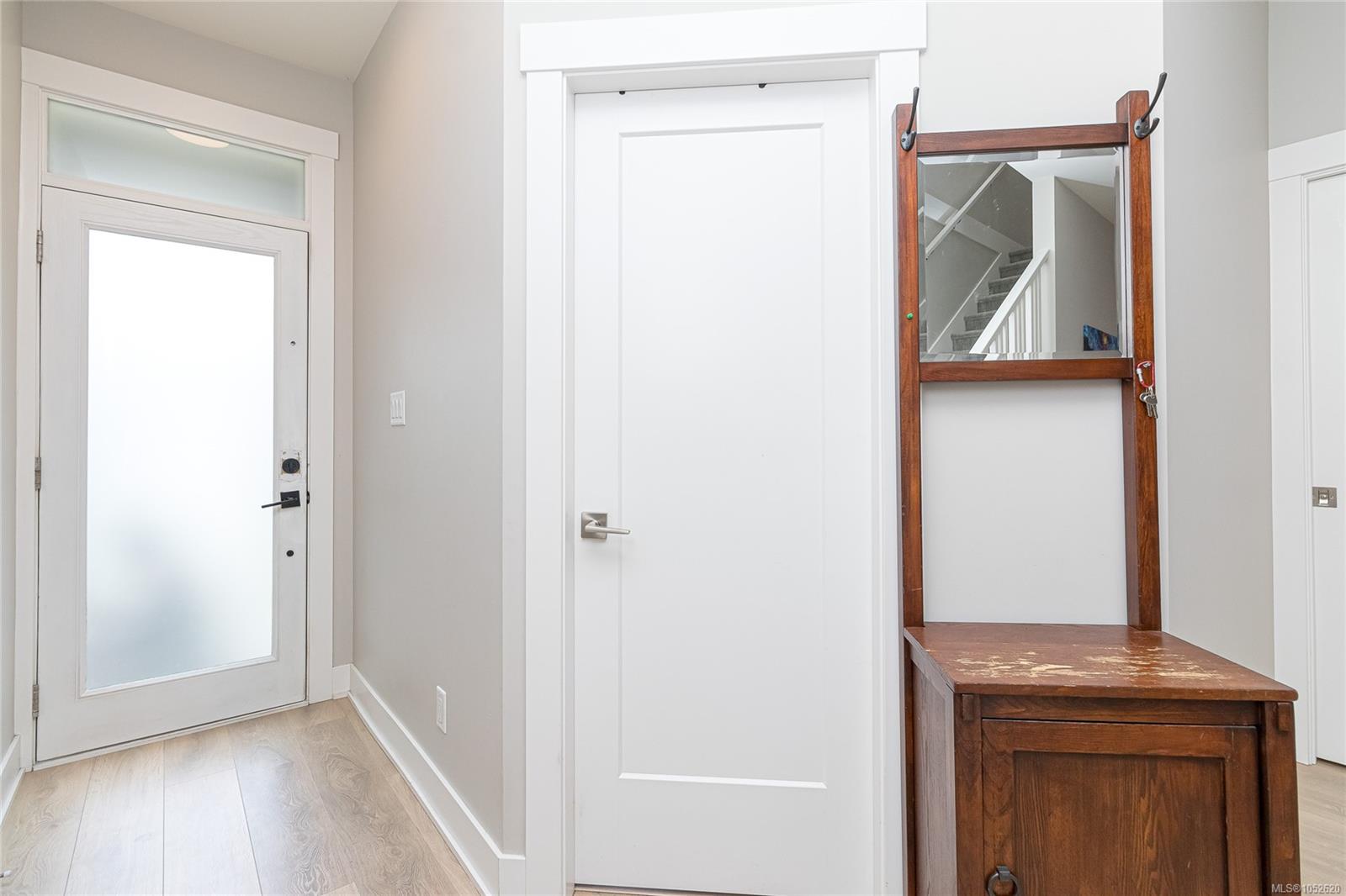 1243 Flint Ave — listing photo 4 of 27