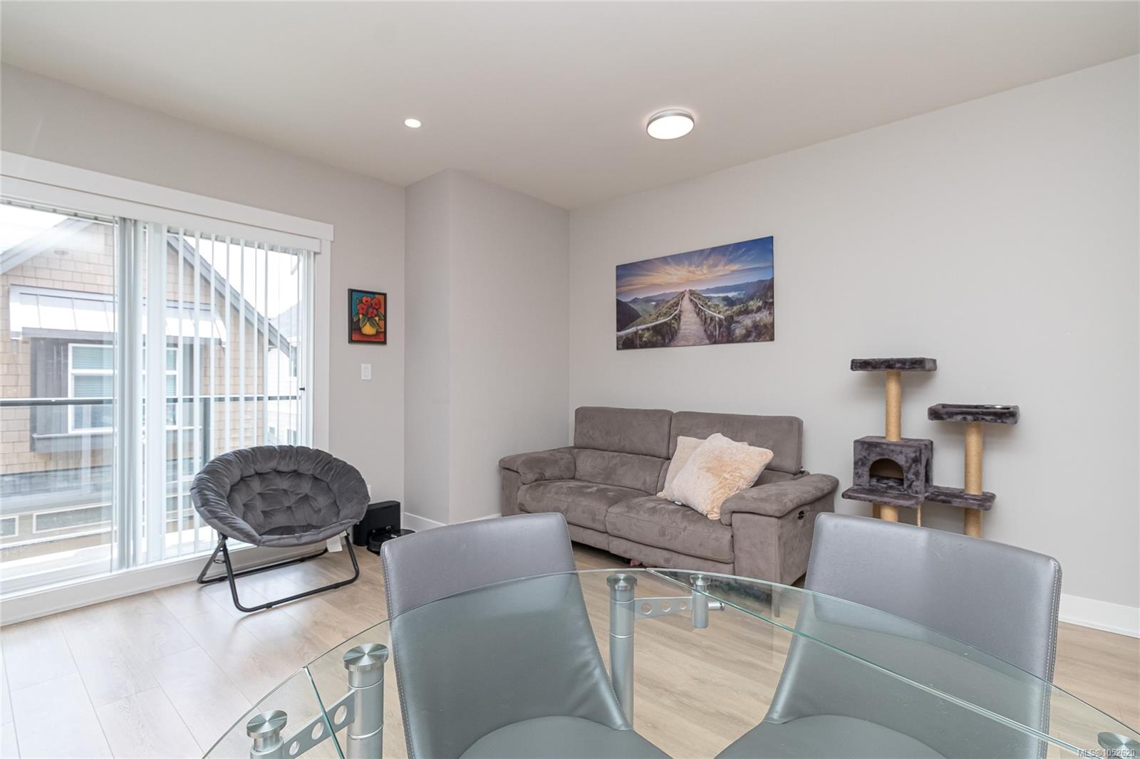1243 Flint Ave — listing photo 5 of 27