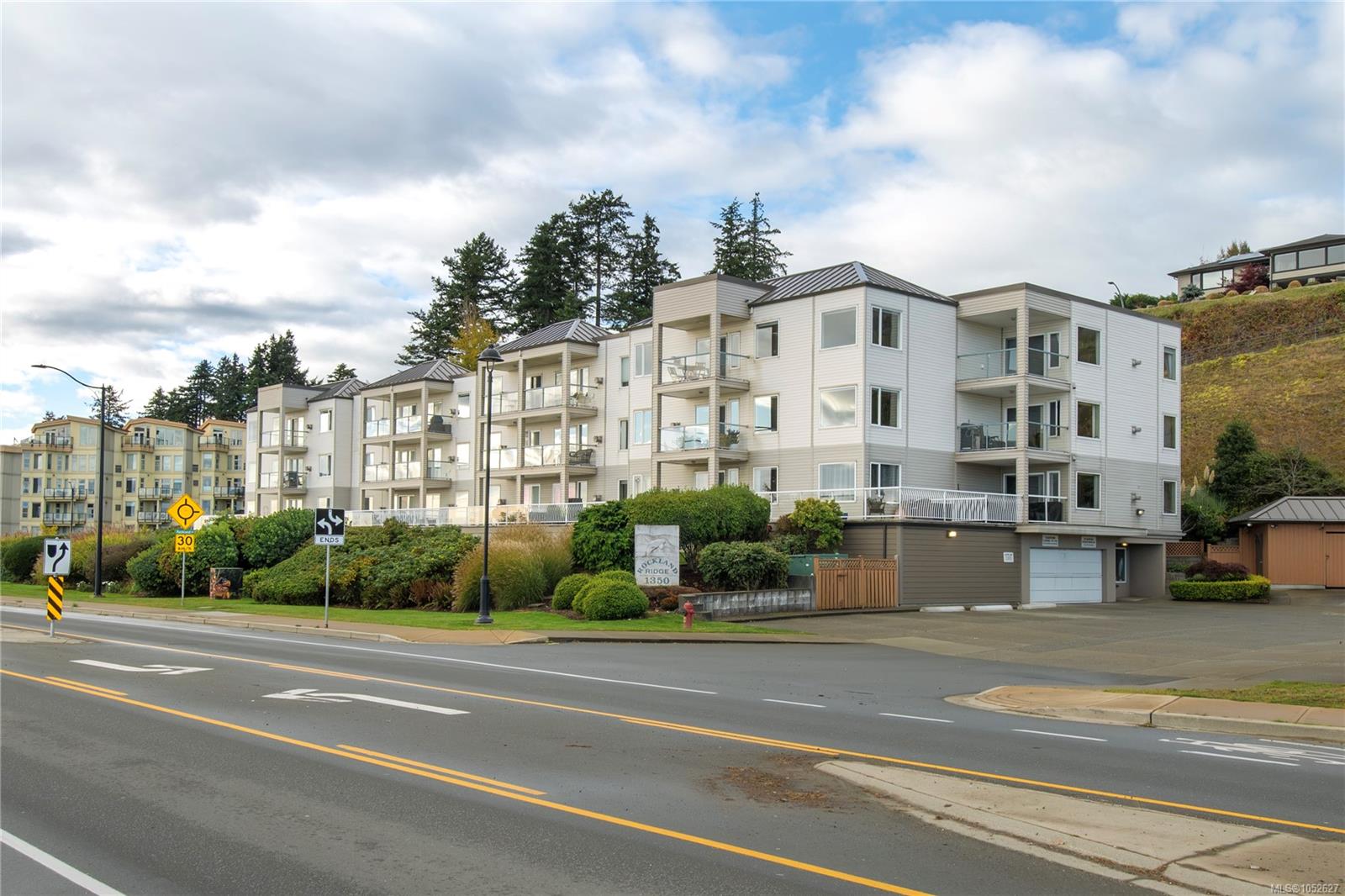 207-1350 Island Hwy — listing photo 2 of 45
