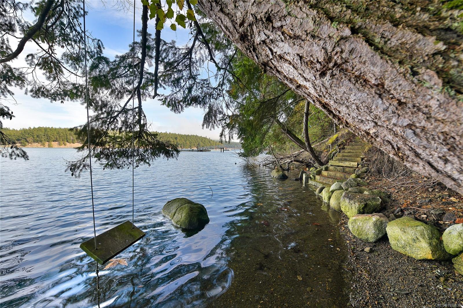 706 Horton Bay Rd — listing photo 2 of 44