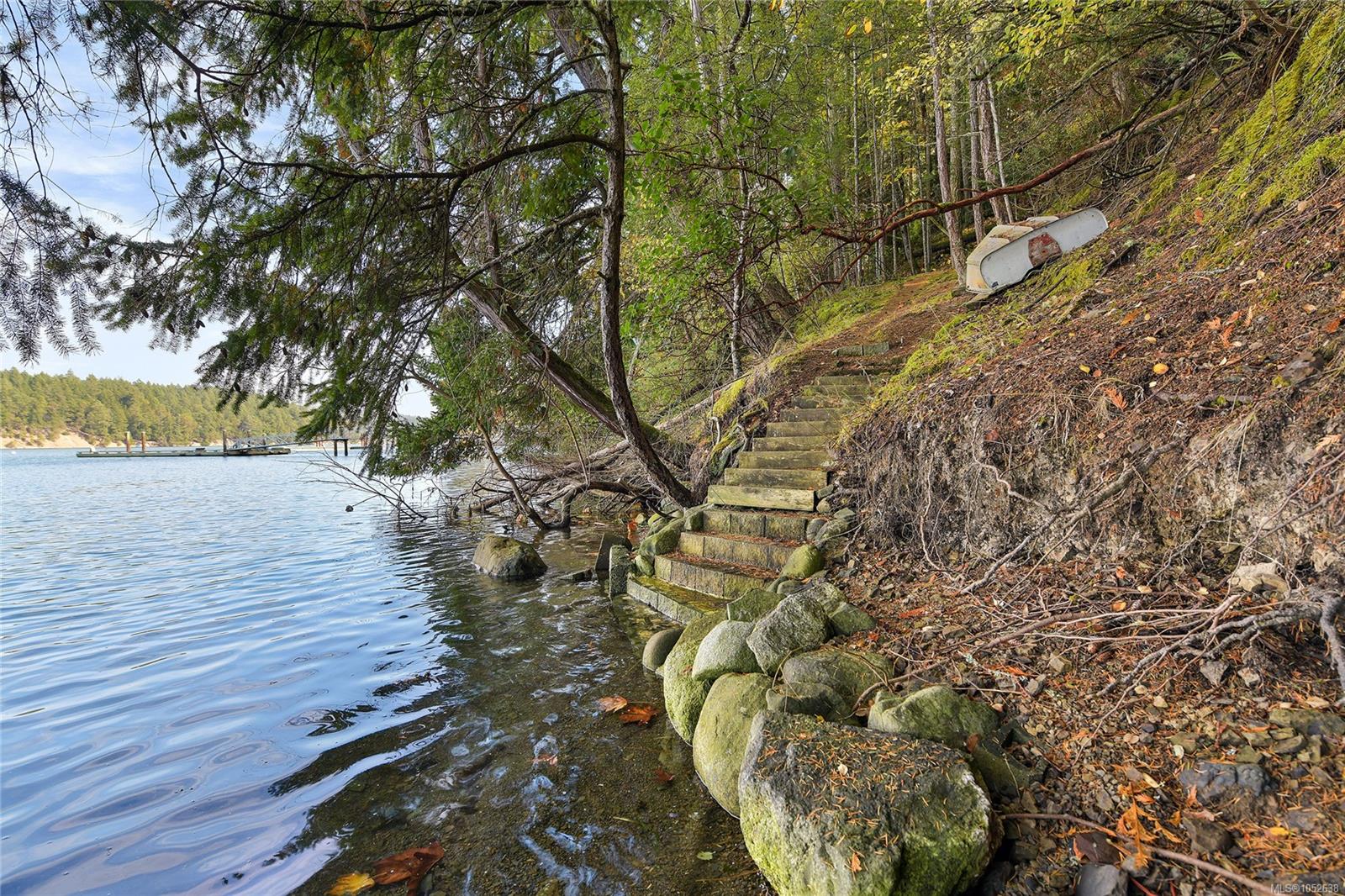 706 Horton Bay Rd — listing photo 3 of 44