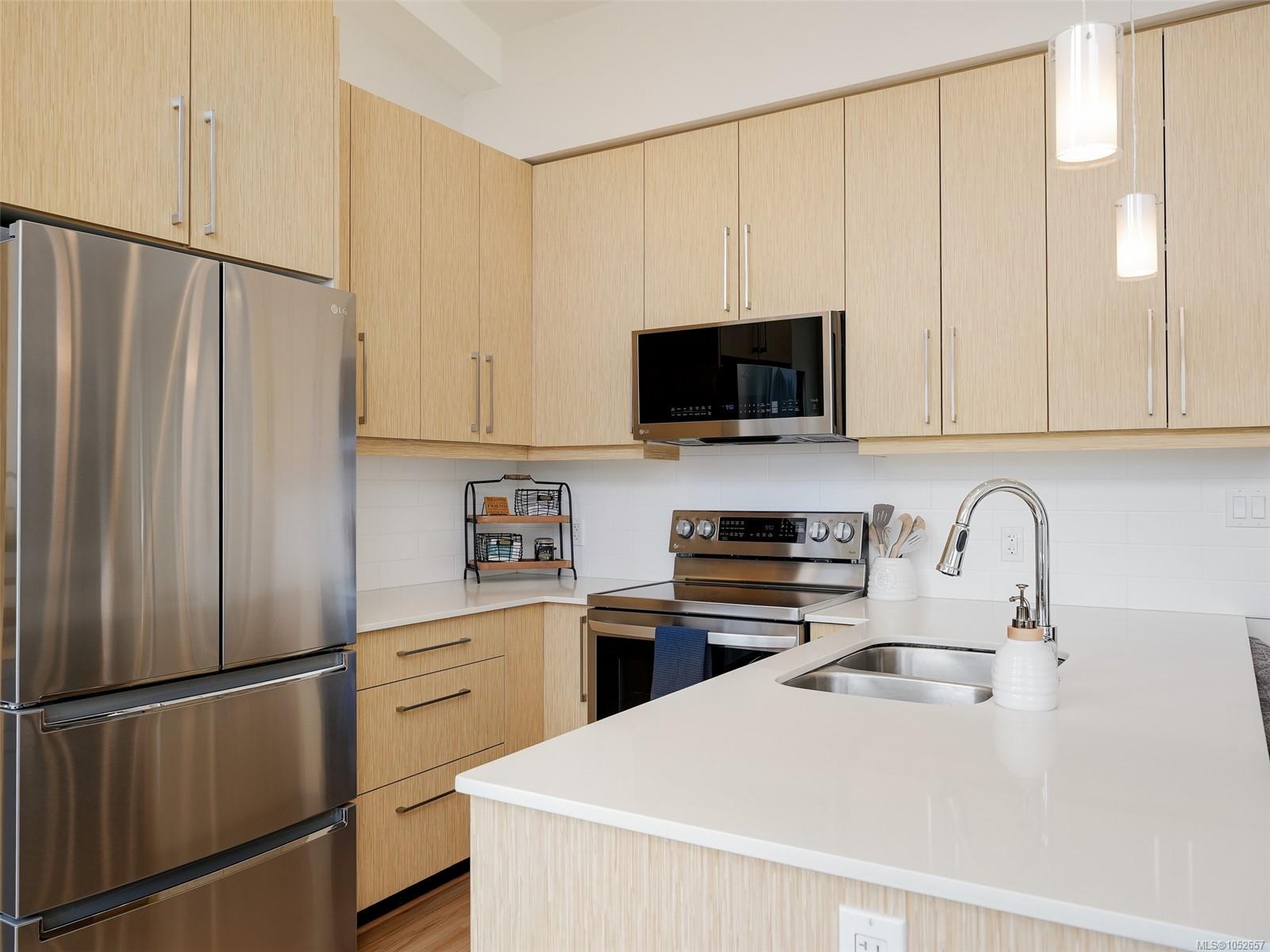 401-7161 West Saanich Rd — listing photo 6 of 41