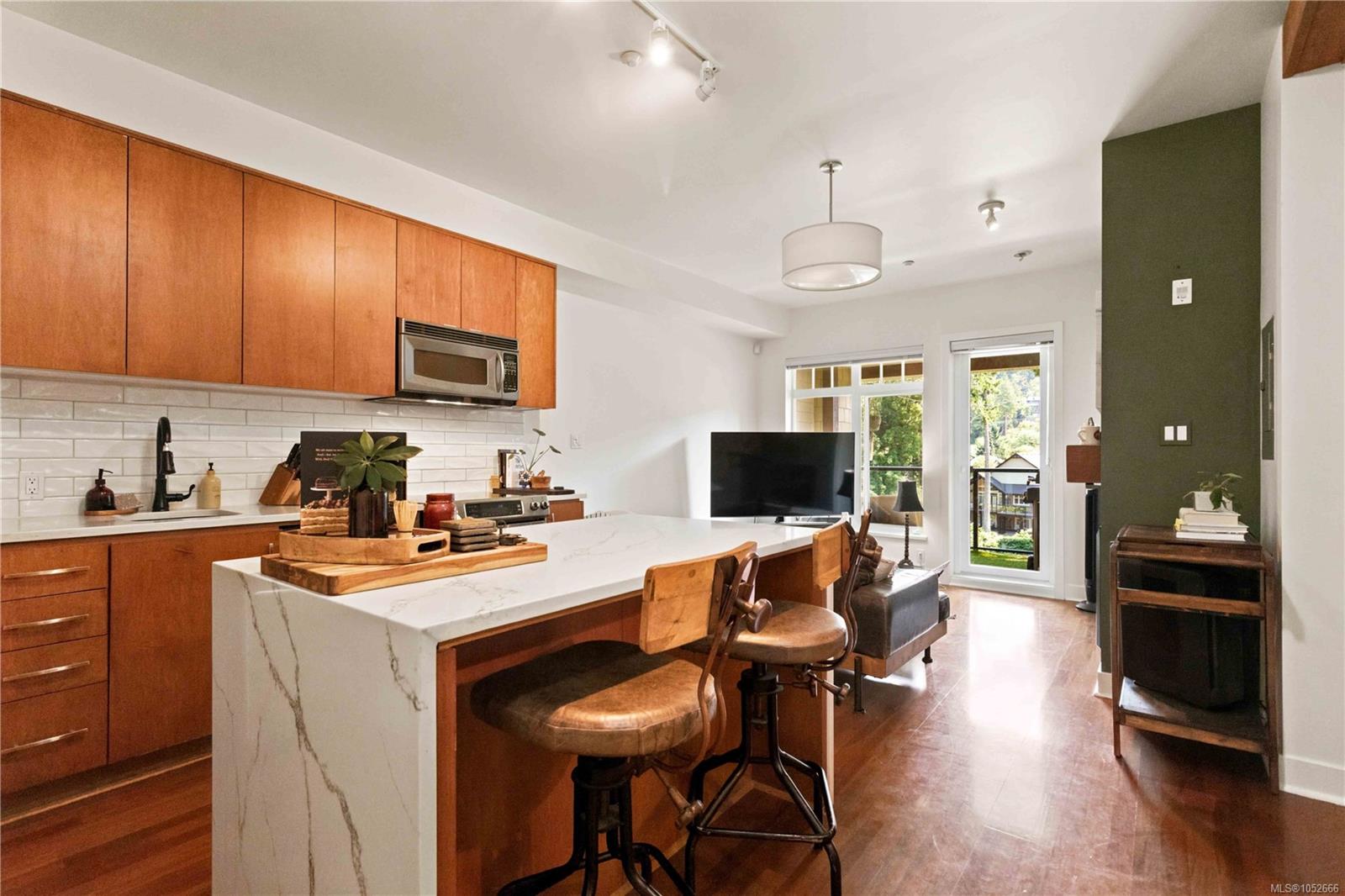 306-1375 Bear Mountain Pkwy — listing photo 5 of 23