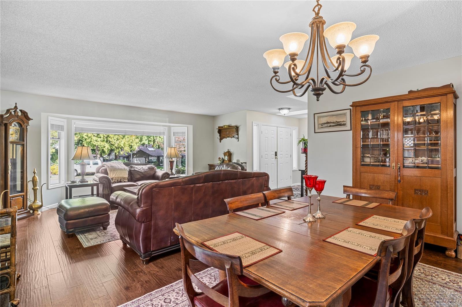 1170 Clubhouse Dr — listing photo 12 of 44