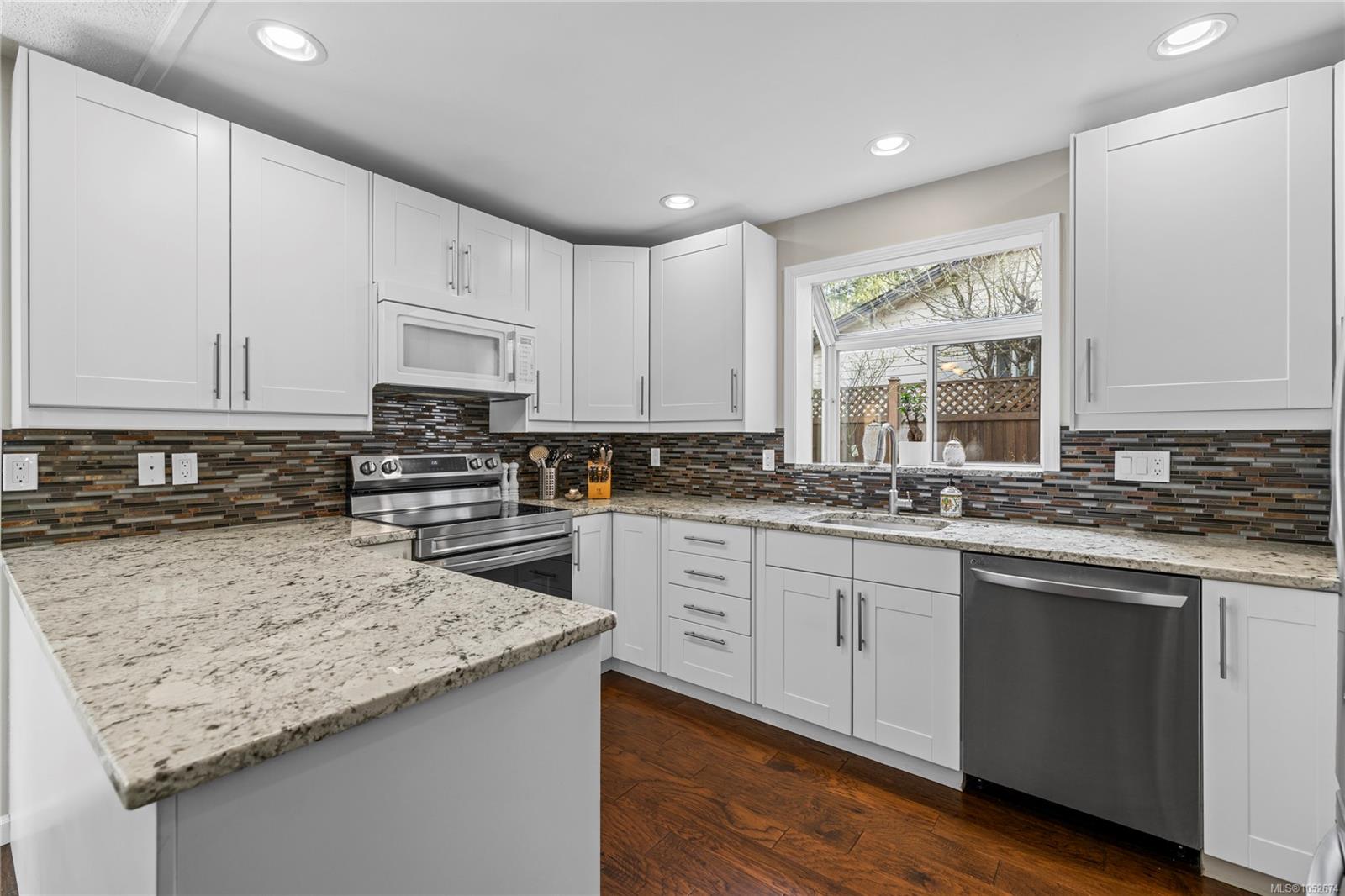 1170 Clubhouse Dr — listing photo 8 of 44