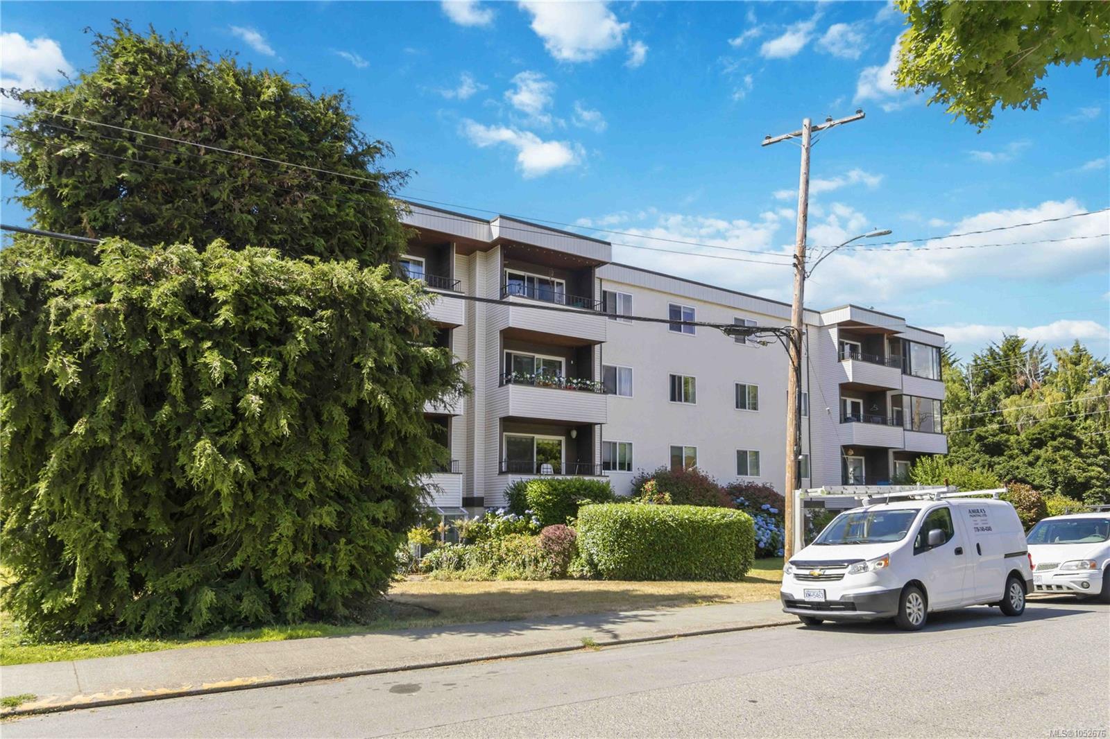 401-1571 Mortimer St — listing photo 2 of 31