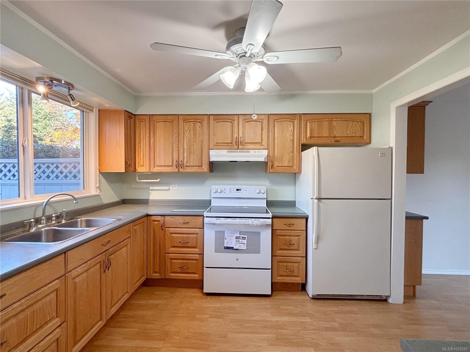 382 Chamiss Cres — listing photo 3 of 34