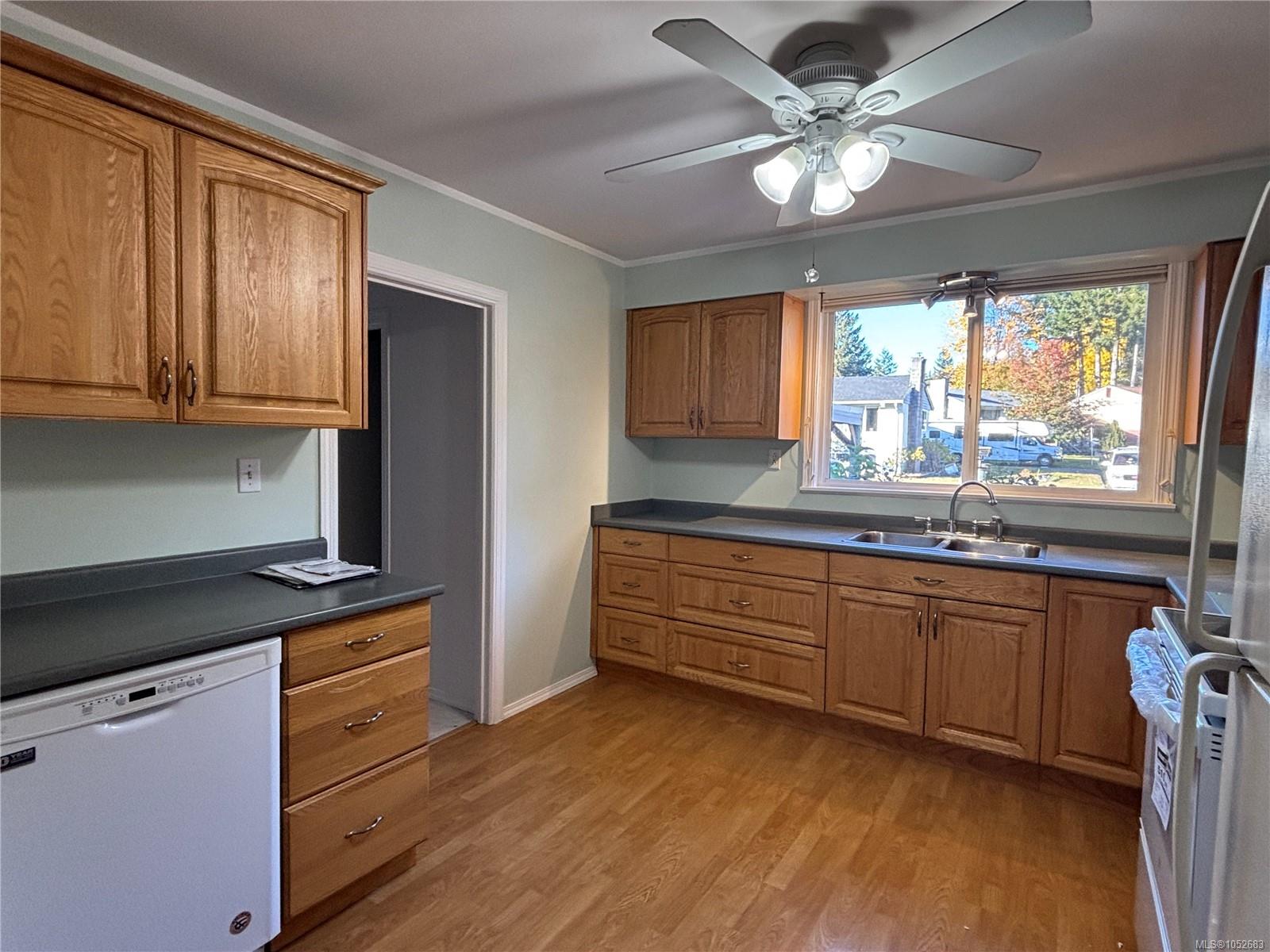 382 Chamiss Cres — listing photo 4 of 34
