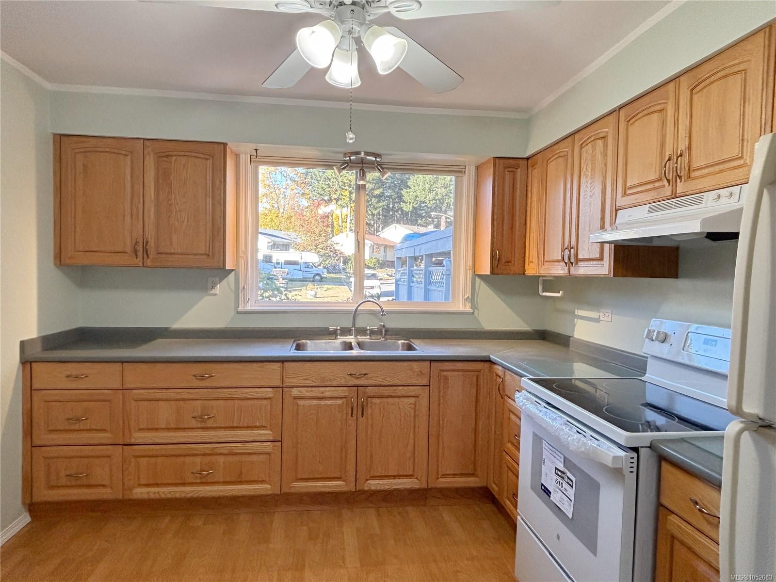 382 Chamiss Cres — listing photo 5 of 34