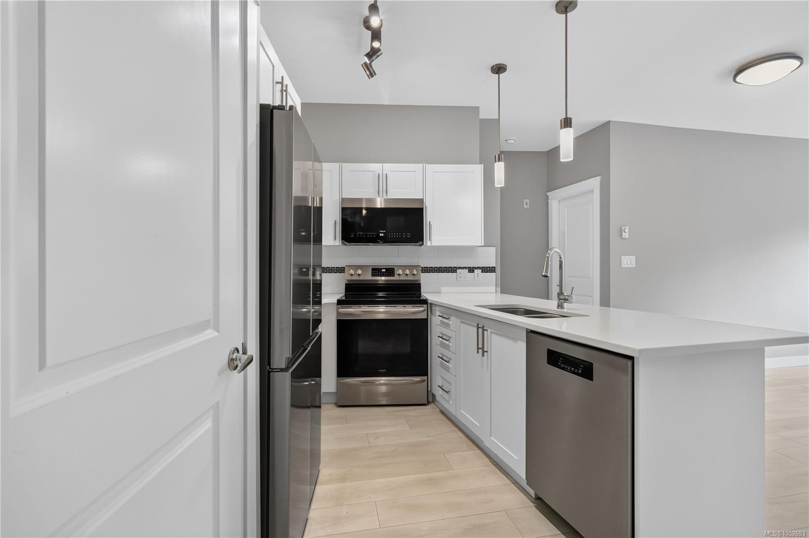 204-844 Goldstream Ave — listing photo 11 of 27