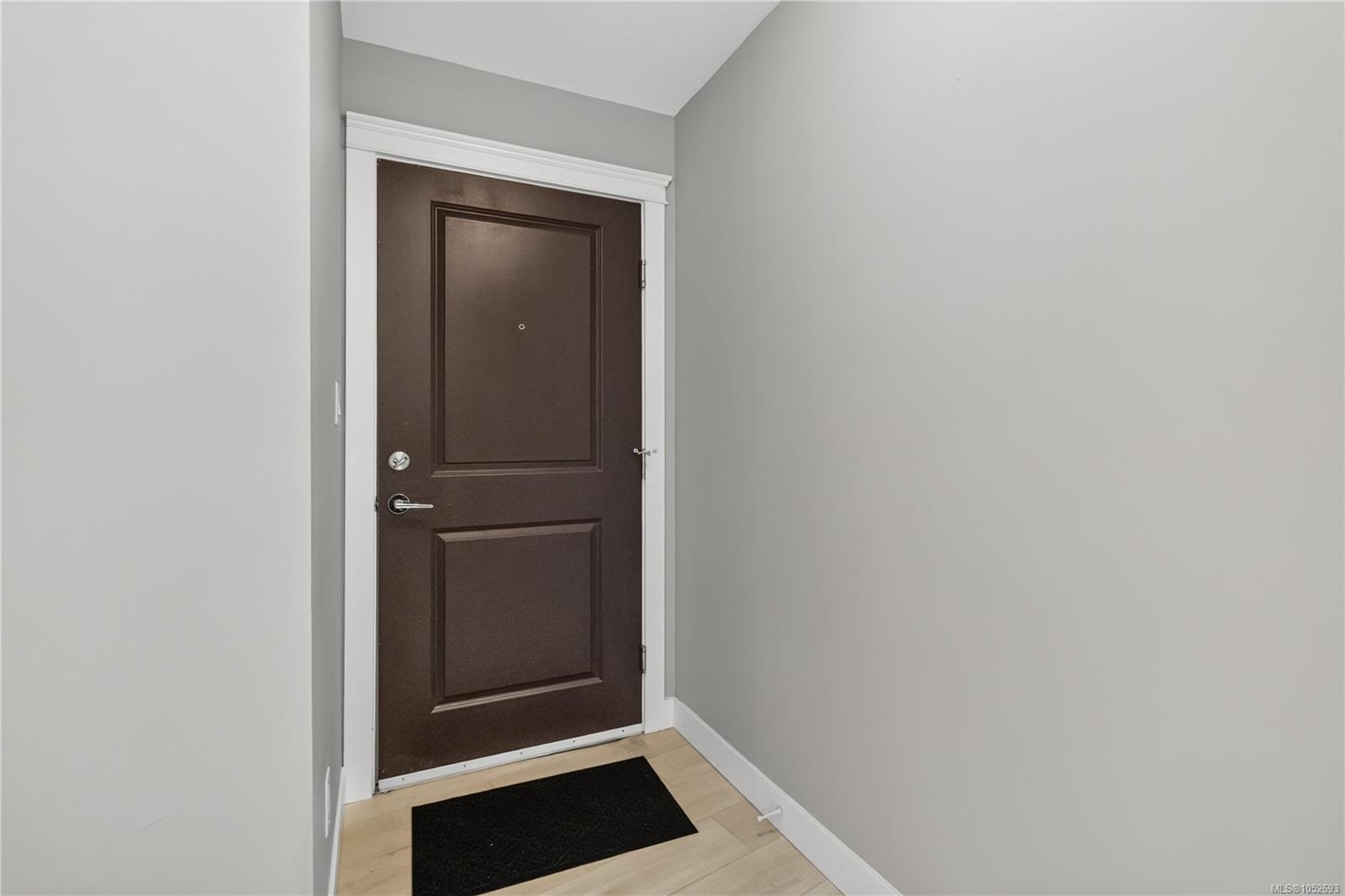 204-844 Goldstream Ave — listing photo 3 of 27