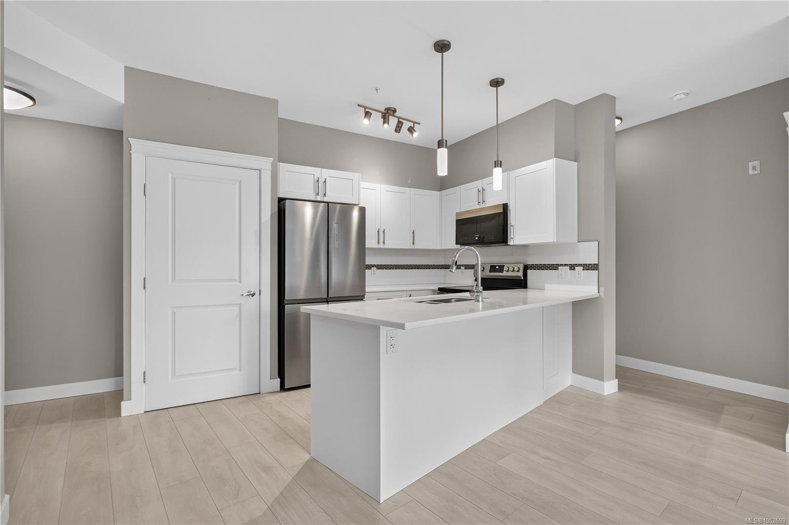 204-844 Goldstream Ave — listing photo 9 of 27