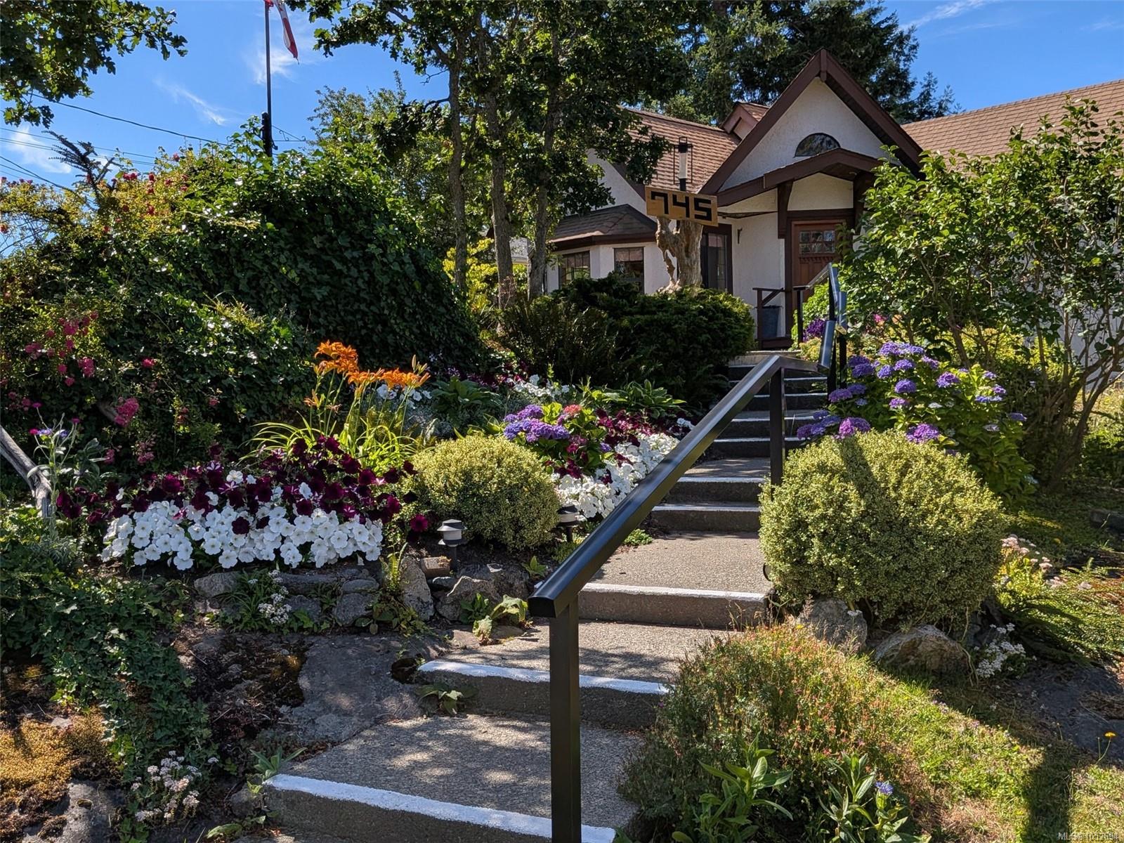 745 Middleton St, Saanich