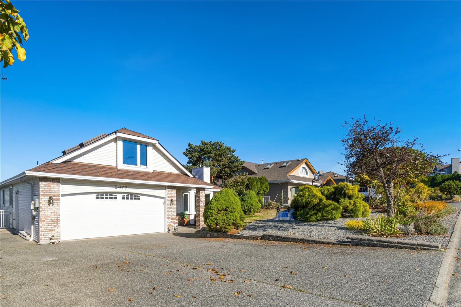 5072 Vista View Cres — listing photo 3 of 52