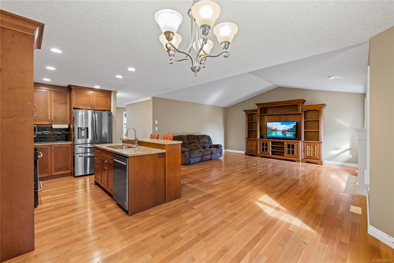 315 Crabapple Cres — listing photo 3 of 38