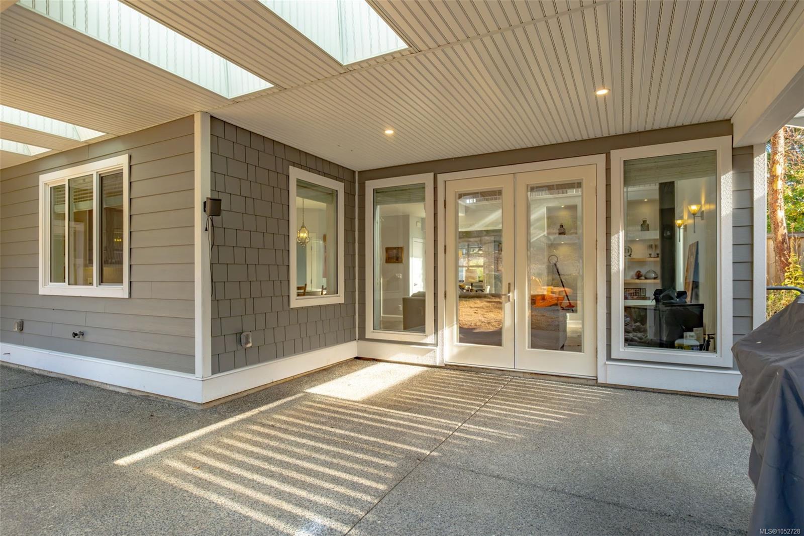 3112 Dolphin Dr — listing photo 6 of 36