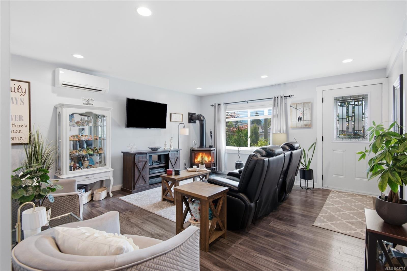 4853 Gertrude St — listing photo 3 of 31