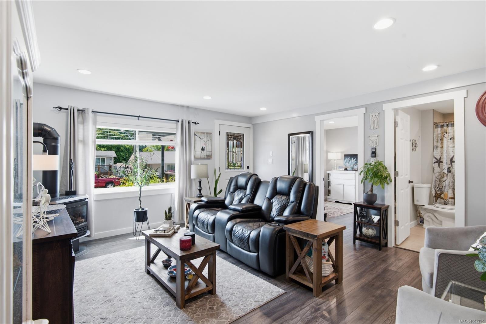 4853 Gertrude St — listing photo 4 of 31