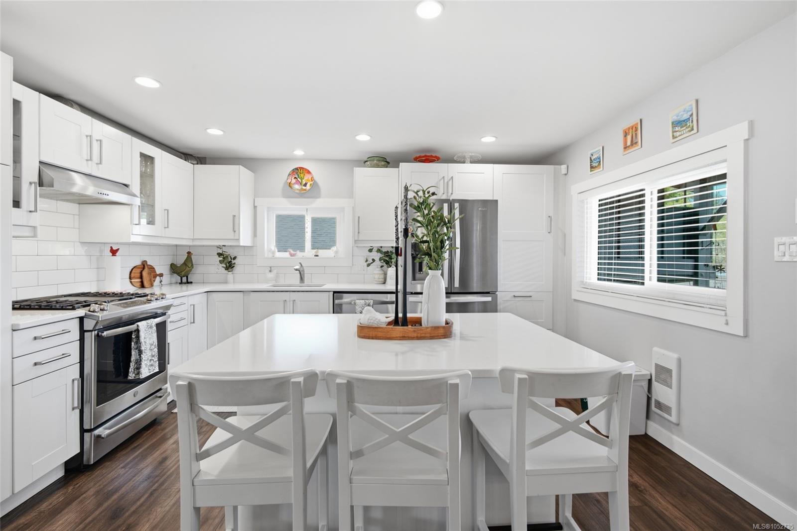 4853 Gertrude St — listing photo 8 of 31