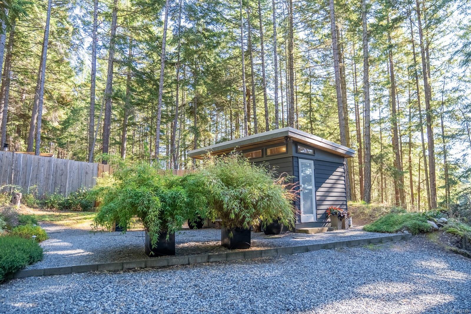 2701 Galley Cres — listing photo 3 of 35
