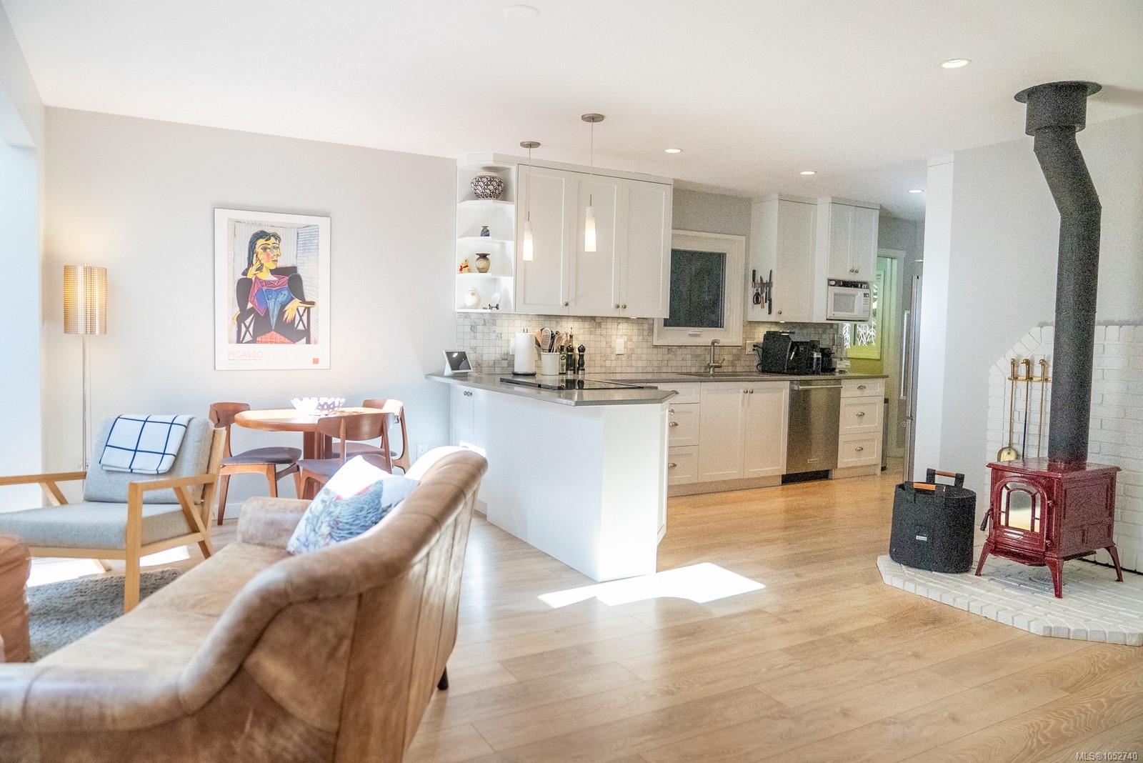 2701 Galley Cres — listing photo 5 of 35