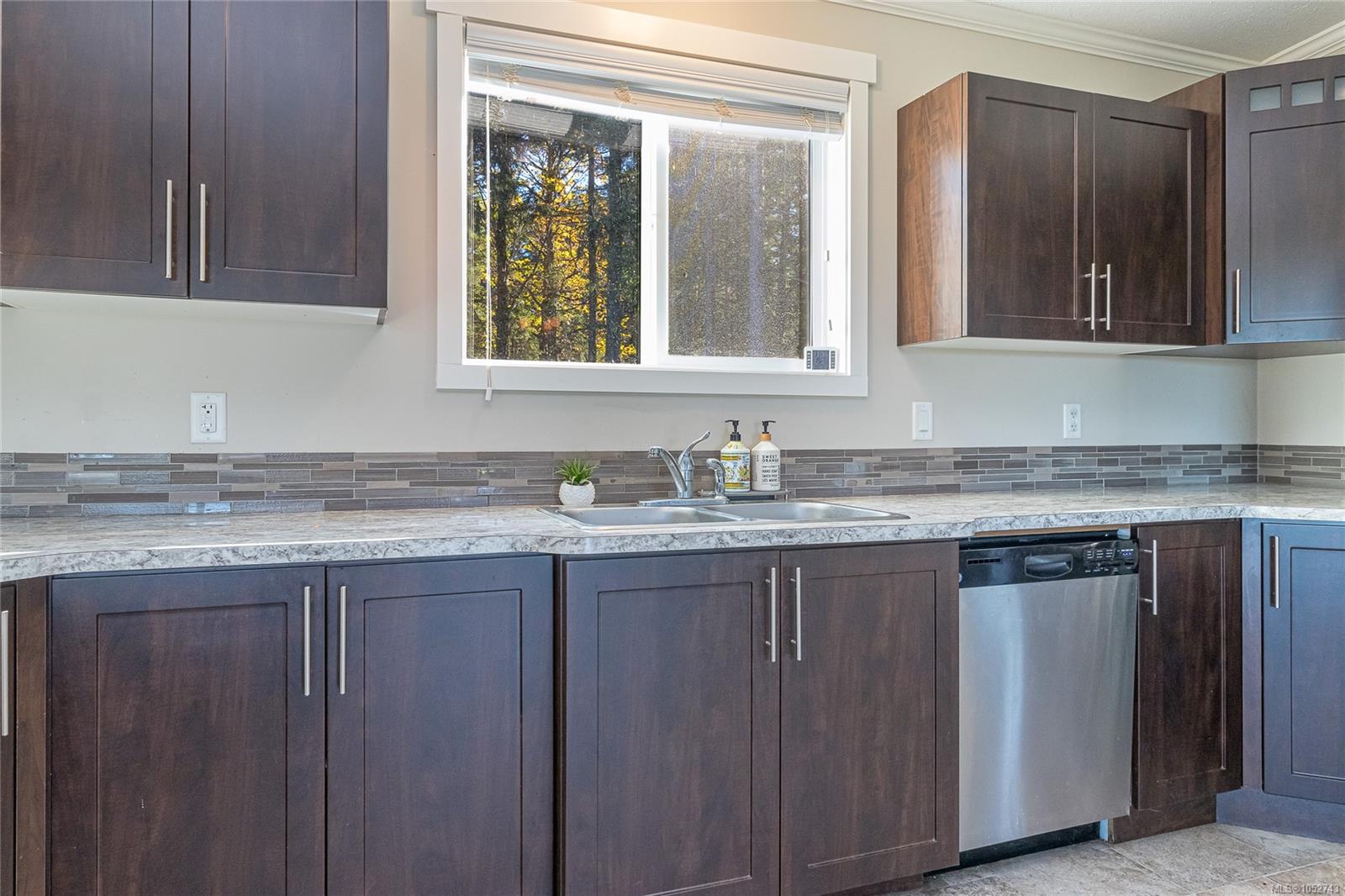 8258 Trans Canada Hwy — listing photo 12 of 68